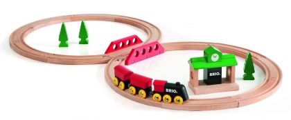 Класически влак с дървени релси